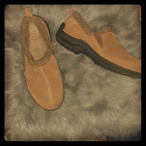 Comfy leather bound moccasins with fleece liner